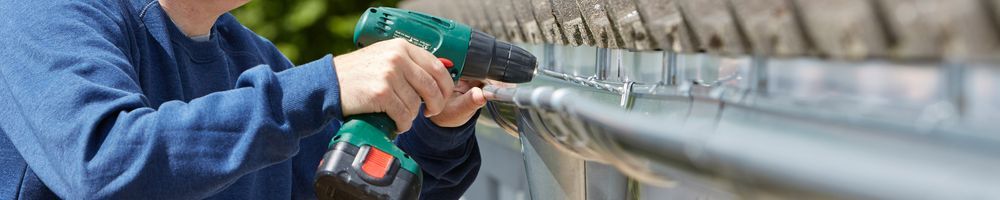 Plaatsen van nieuwe zinken dakgoot